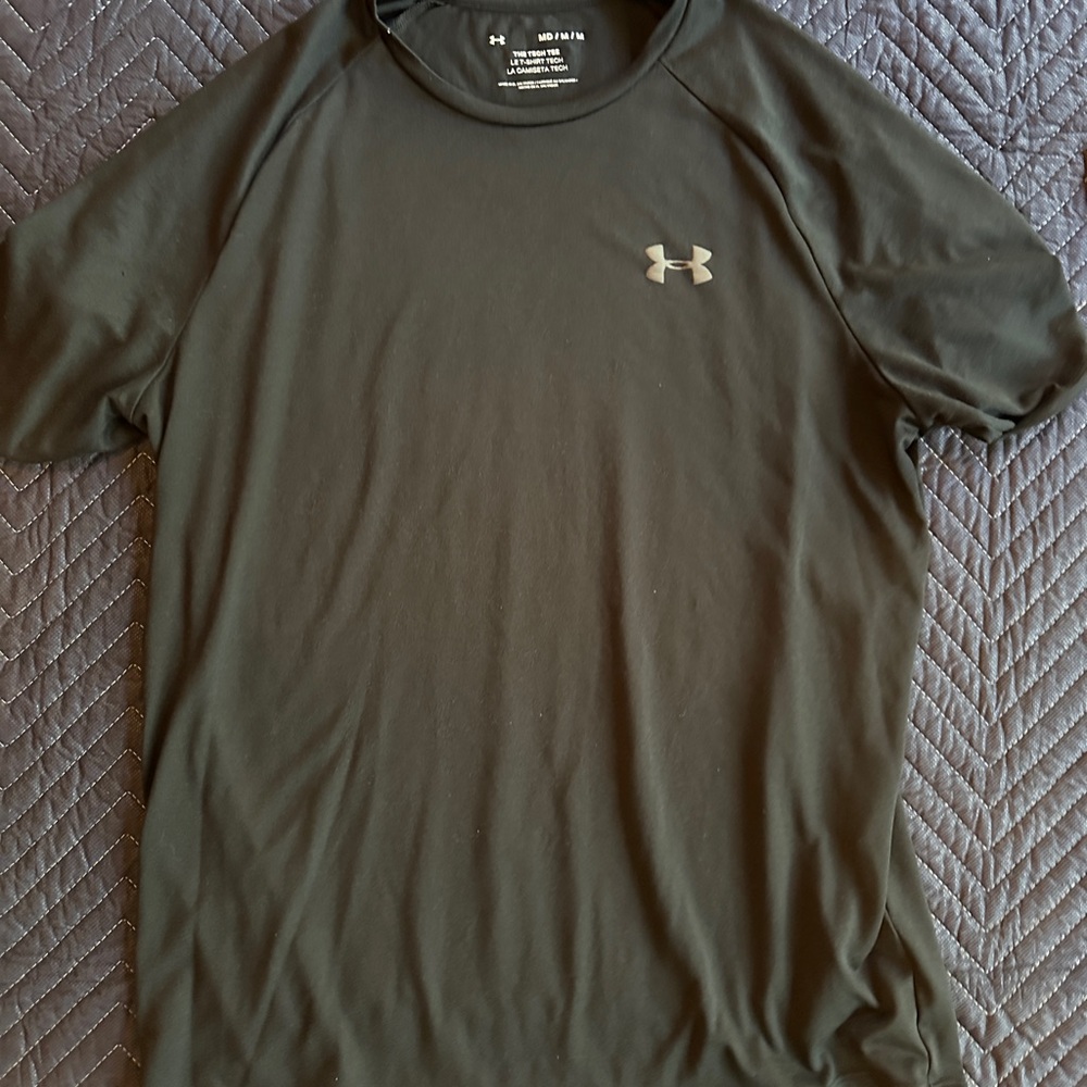Under Armour Men's black medium athletic t shirt